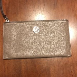 Michael Kors Wristlet💥